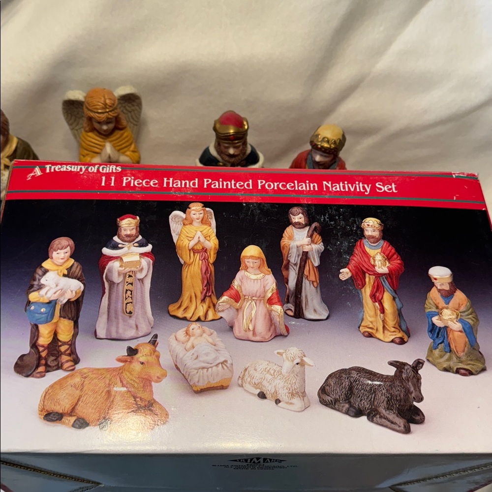 A Treasury Of Gifts - Vintage Nativity Scene Figurines - Picture 5 of 5